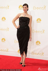 组图：《广告狂人》杰西卡抹胸裙优雅亮相艾美