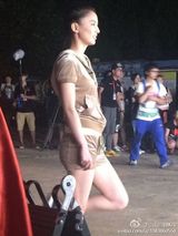 组图：女神变村姑！张柏芝黄圣依干农活打篮球