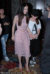 组图：Angelababy透视装引围观 助理全程搀扶