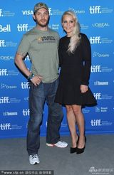 组图：汤姆-哈迪秀壮硕身材 亲密揽美艳劳米-拉佩斯