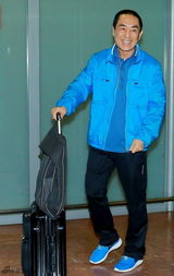 组图：陈道明戴墨镜抵戛纳 张艺谋微笑挥手致意