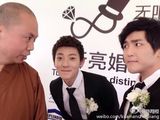 组图：延参法师为李行亮主婚 李炜陈翔任伴郎