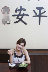 组图：夏米雅台南办签唱会 品尝美食变“吃货”