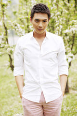 组图：霍政谚夏日写真萌系 桃花电眼俘获人心