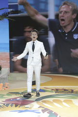 组图：《分手大师》邓超俞白眉做客豪门盛宴