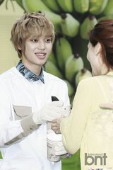 组图：韩星为粉丝烤香蕉 黑乎乎似茄子