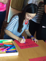 组图：李小璐探访盲童感动落泪 用爱心传递温暖