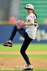 组图：新科韩国小姐金瑞妍打棒球 体型微胖大腿粗