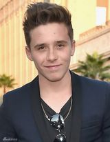 组图：小贝长子力挺绯闻女友 齐现身新片首映