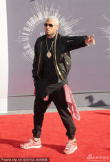 组图：克里斯-布朗黑超墨镜 热情相拥酷劲十足