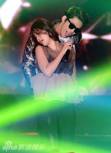 组图：欧巴欧尼合作舞台：火热舞蹈性感撩人。