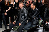 组图：贝克汉姆时装周演绎皮衣诱惑 群模簇拥