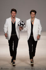 组图：同性婚礼亮相时装周 变性男模披婚纱露点