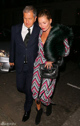 组图：超模凯特-莫斯皮草披肩出街贵气十足