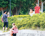 组图：梁咏琪孕相明显 与老公恩爱散步难掩幸福