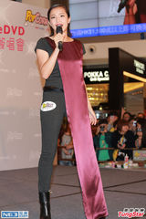 组图：何韵诗生日吃饭庆祝 緋闻女友送砧板