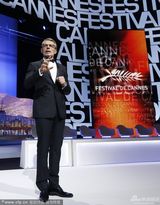 组图：戛纳开幕现场 评审团亮相贾樟柯含笑挥手