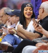 组图：蕾哈娜与警察合照摔坏对方手机 捐款道歉