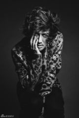 组图：张鲁一拍摄黑白写真  狂野性感两相宜