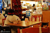组图：贴心日本咖啡馆 毛绒玩偶陪吃饭不孤单