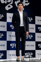 组图：《鸣梁》发布会 戏骨崔岷植演朝鲜名将