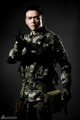 组图：《神犬奇兵》杨烁军装加身展冷峻魅力