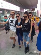 组图：张柏芝抵京粉丝热情 潮装搭马尾清纯靓丽