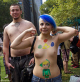 组图：裸胸节女人赤膊男人罩胸呼吁两性平等