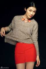 组图：李柔潼优雅毛衫亮相 红色超短裙靓丽迷人