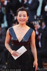 组图：威尼斯闭幕红毯 评委陈冲深V裙美艳