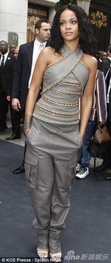 组图：蕾哈娜巴黎捞金皮装个性 遭围堵显大牌