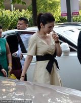 组图：黄奕捞金大秀事业线 任由保镖狂瞄胸部