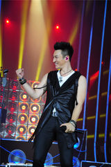 组图：歌狂车轮战收官对决 小沈阳致敬张雨生