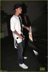 组图：比伯赛琳娜再复合 高调看电影秀甜蜜