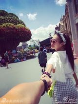 组图：包贝尔贺未婚妻生日 牵手十年甜蜜如初