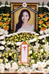 组图：《色即是空》女星去世 灵堂布满白色鲜花