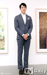 组图：演员柳演锡办个人影展 用镜头传递希望