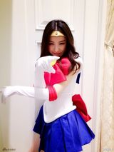 组图：倪妮生日夜cos水冰月 制服诱惑展好身材