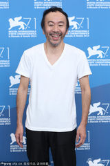 组图：塚本晋也《野火》发布会 心情好比V卖萌