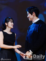 组图：《举报者》柳演锡暖男风度 亲切拥抱粉丝