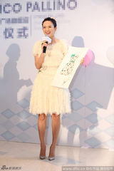 组图：章子怡纱裙宛如新娘 惊艳露背甜笑不止