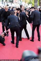 组图：《驯龙2》首映 疯狂男钻女星裙底引骚动