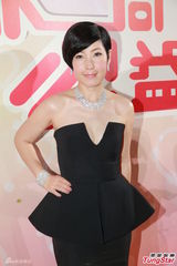 组图：梁烈唯新节目开赛车玩漂移 帅气十足