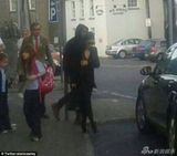 组图：卡戴珊韦斯特新婚后首现身 二人闷闷不乐