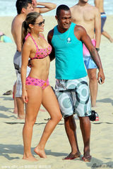 组图：哥伦比亚国脚享艳福 娇妻三点式身材曼妙