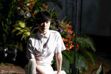 组图：李宇春文艺气质写真曝光 花丛别致绽放