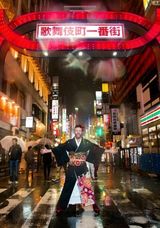 组图：节操碎一地！大胡子辣妹挤乳沟露大腿