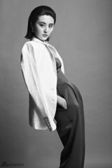 组图：甘露复古写真大片 性感冷艳尽显独特韵味