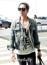 暖男不怕热！朴海镇夏日穿厚衣戴毛线帽