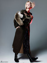 组图：小李90后超模女友性感大片 叼烟卷露大腿